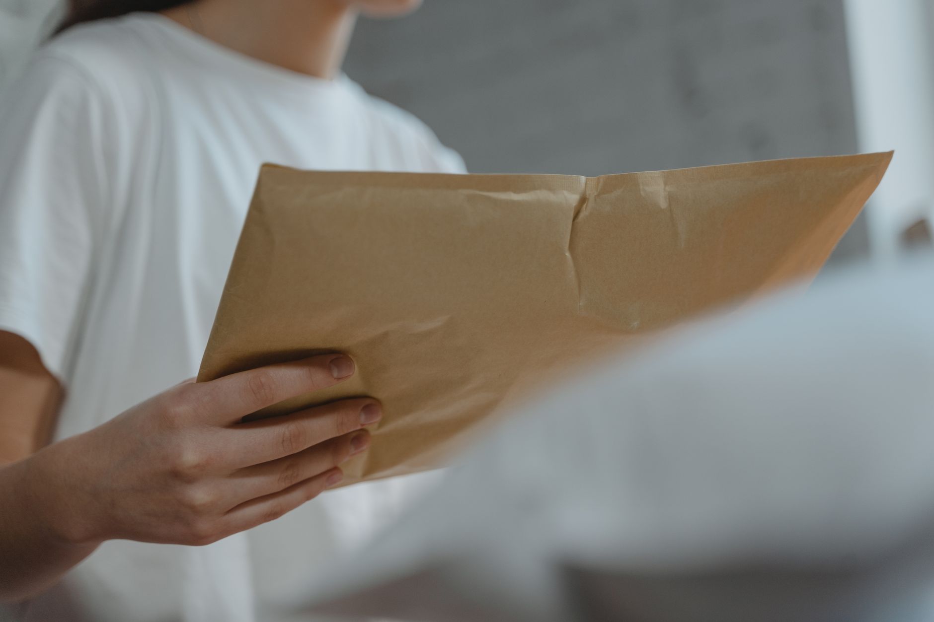 Envelope de papel entregue em mão