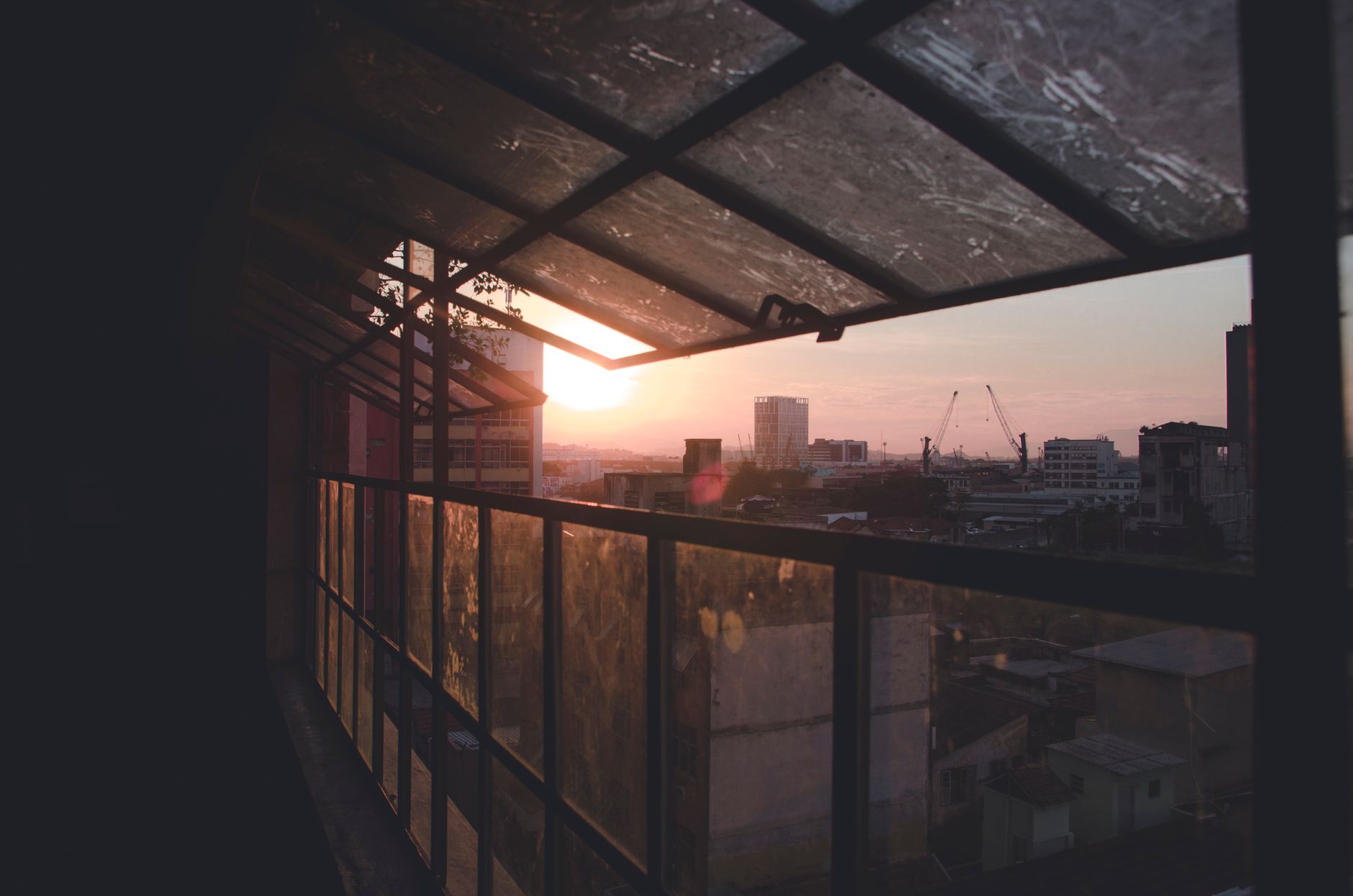 Nascer do sol sobre a cidade, visto de uma janela